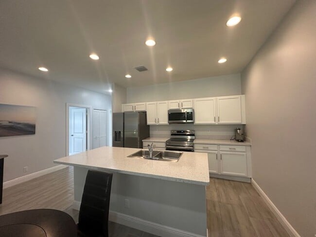 Building Photo - 3 Bedroom 2 Bath 1 Car Garage