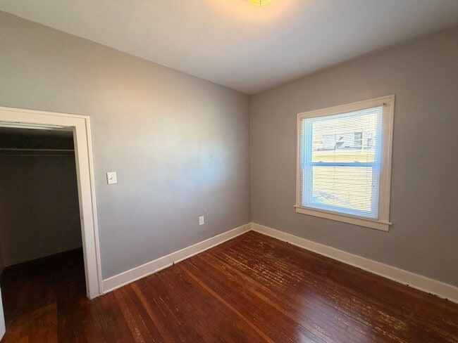Building Photo - 2 Bedroom Lower Unit with Washer and Dryer!