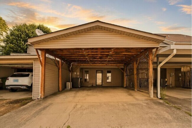 Building Photo - 429 NE Russell St