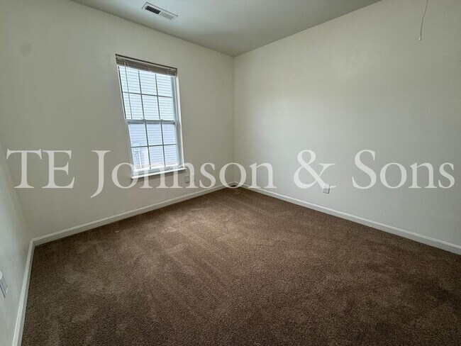 Building Photo - Modern Comfort with Vaulted Ceilings & Garage in Winston-Salem