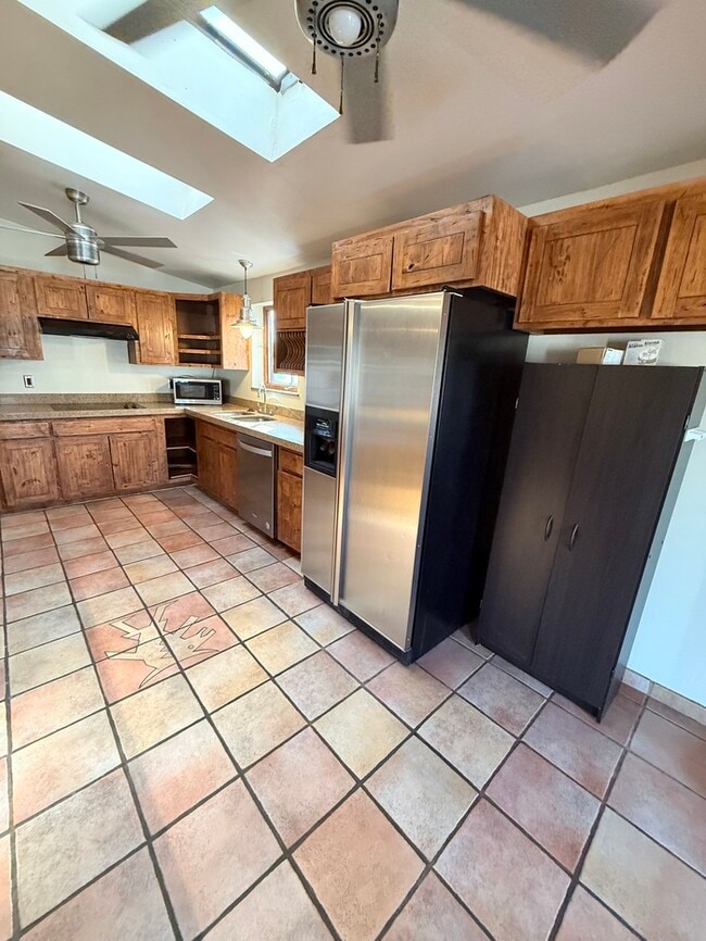 Building Photo - House For Rent