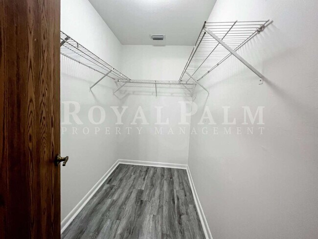 Building Photo - 4530 SW 10th Ave