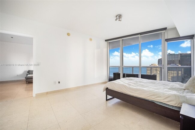 Building Photo - 495 Brickell Ave