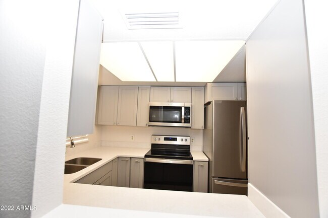 Building Photo - 5301 S Mitchell Dr