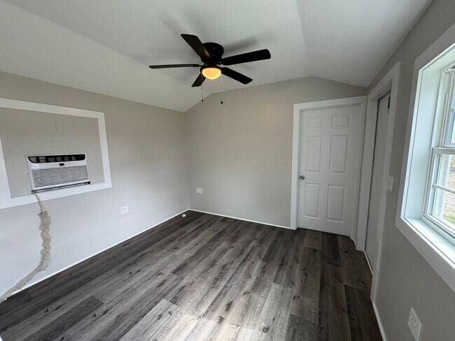 Building Photo - Tiny Home in Newark! Small dog allowed