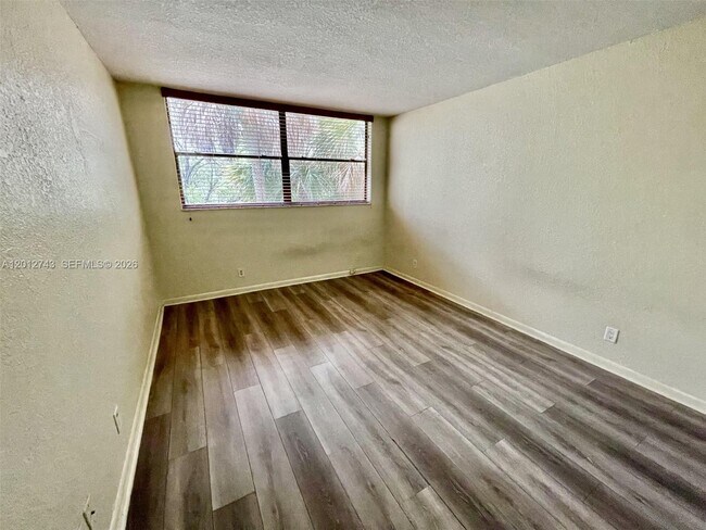 Building Photo - 491 Racquet Club Rd