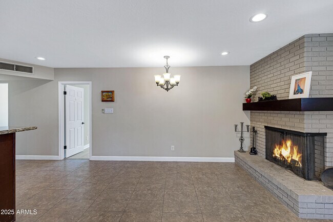 Building Photo - 110 W Del Rio Dr