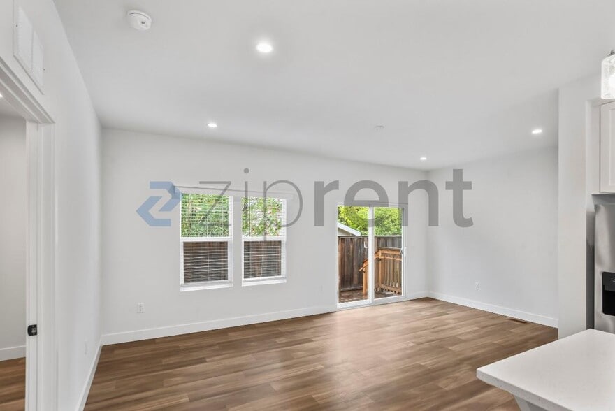 Building Photo - Unit