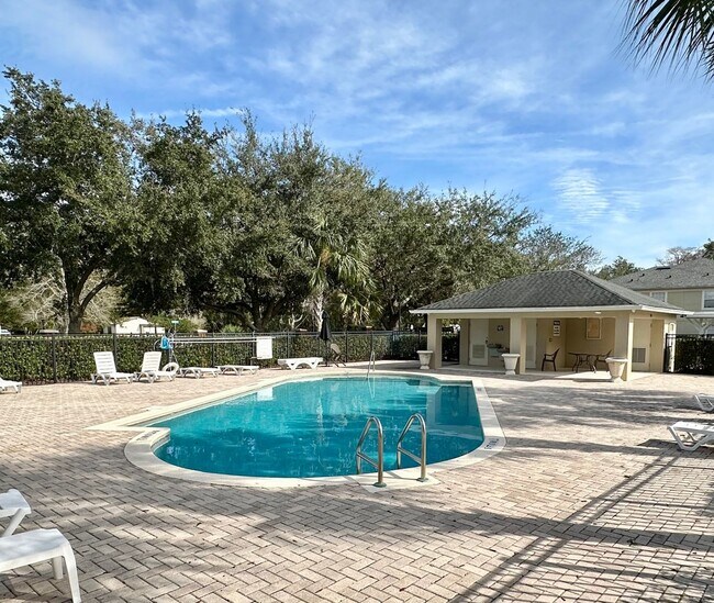 Building Photo - Beautiful and updated 3 bedroom 2.5 bathro...
