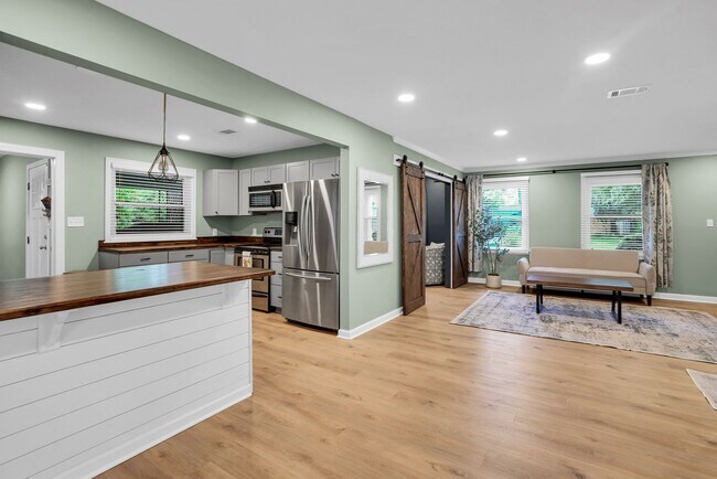 Building Photo - Fully Furnished Home in the Heart of Southside Savannah!