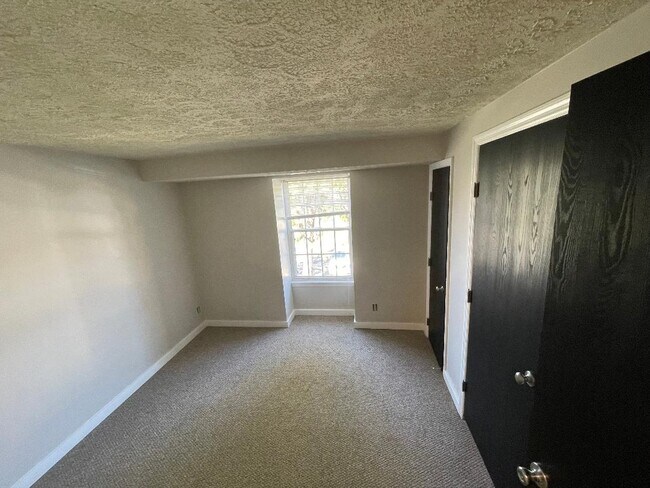 Building Photo - 6 Sequoia Ct