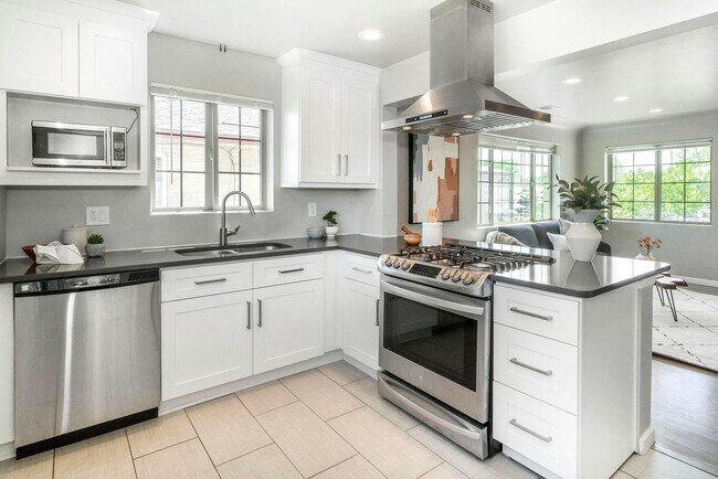 Building Photo - SLOAN'S LAKE: 2-BEDROOM 1 BATH WITH HIGH-END FINISHES