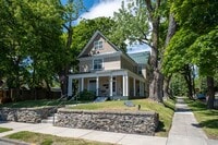 Building Photo - Enjoy the Downtown Coeur d Alene Lifestyle...