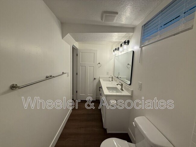 Building Photo - 3718-3718 Brinker Ave