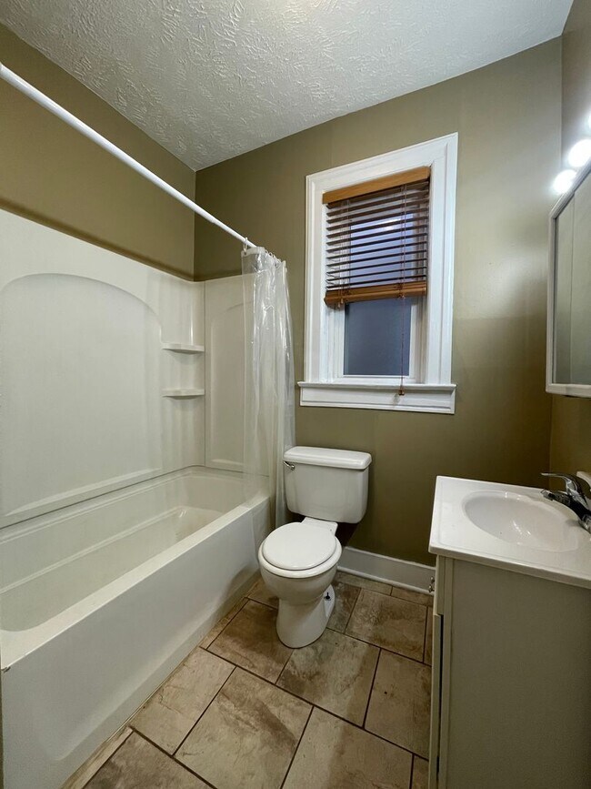 Building Photo - Spacious 2 Bedroom Townhouse!