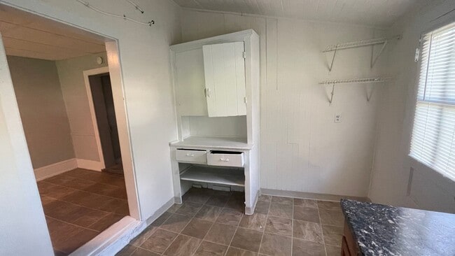Building Photo - 3 Bed 1 Bath Home