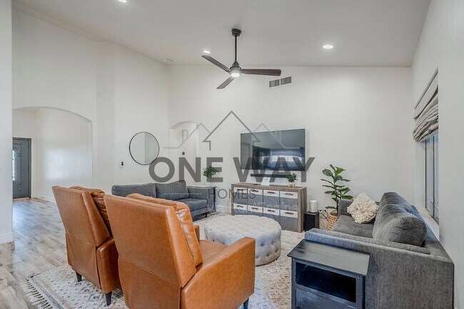 Building Photo - 760 N Swan Dr