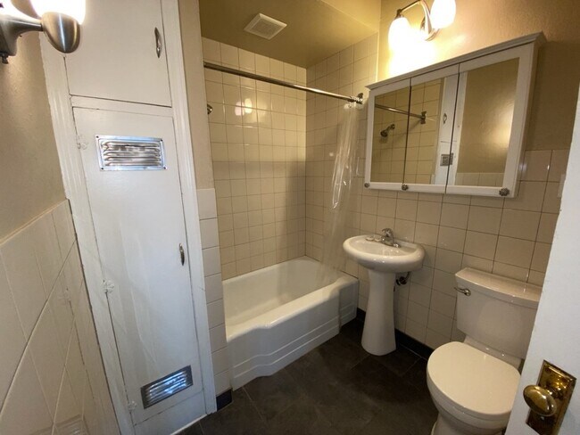 Building Photo - Upper level Corner Unit 1 Bed 1 Bath near Lake of the Isles and Walker Art Center! Description