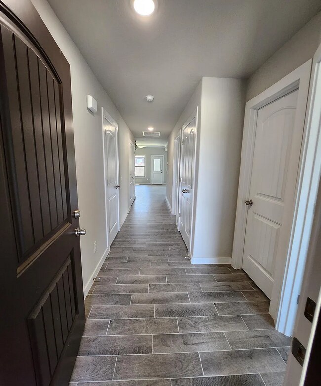 Building Photo - 521 Little Lona Ave