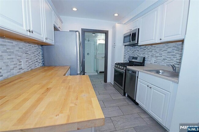 Building Photo - 454 Undercliff Ave