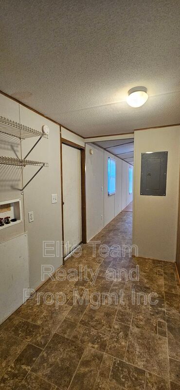 Building Photo - 3103 Cedarvale Rd