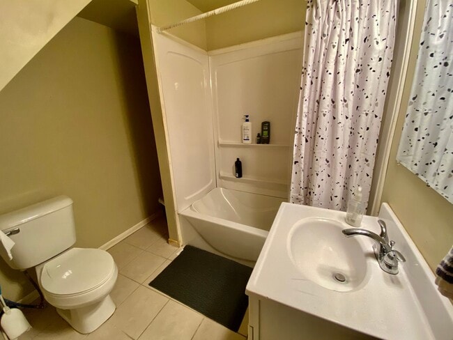 Building Photo - GREAT Remodeled 5BD/2.5BA Property near Di...