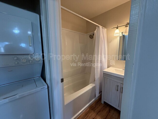 Building Photo - 300 Stony Point Rd