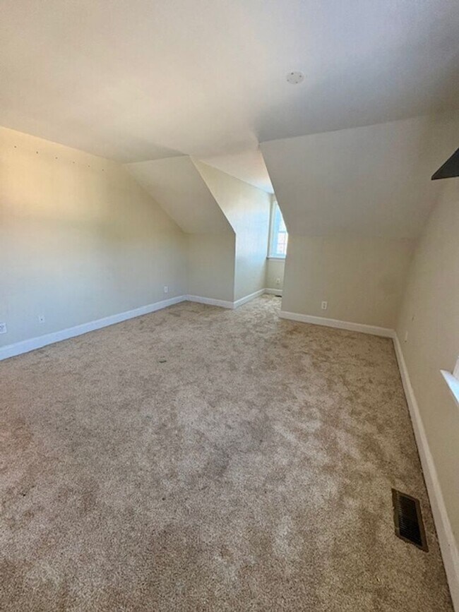 Building Photo - Spacious Five Bedroom Home in Mount Pleasant