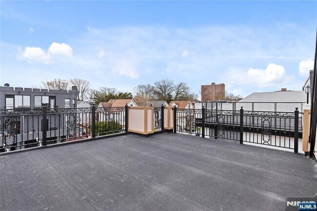 Building Photo - 45 Lincoln Ave