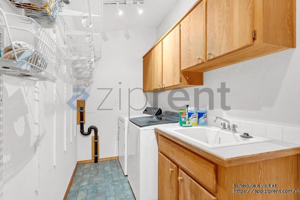 Building Photo - 9380 SW Sagert St