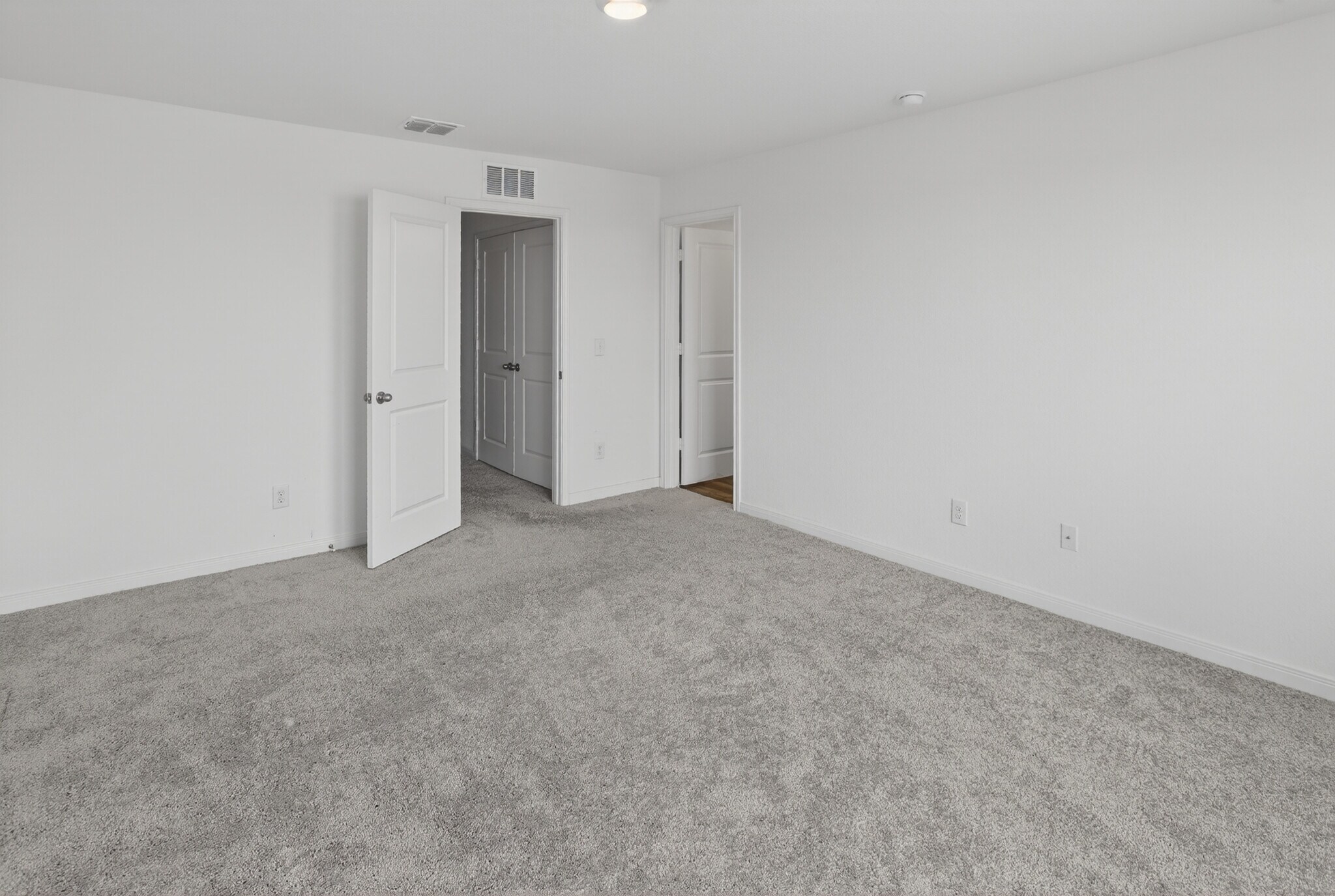 Building Photo - Room in House on Maple Ter