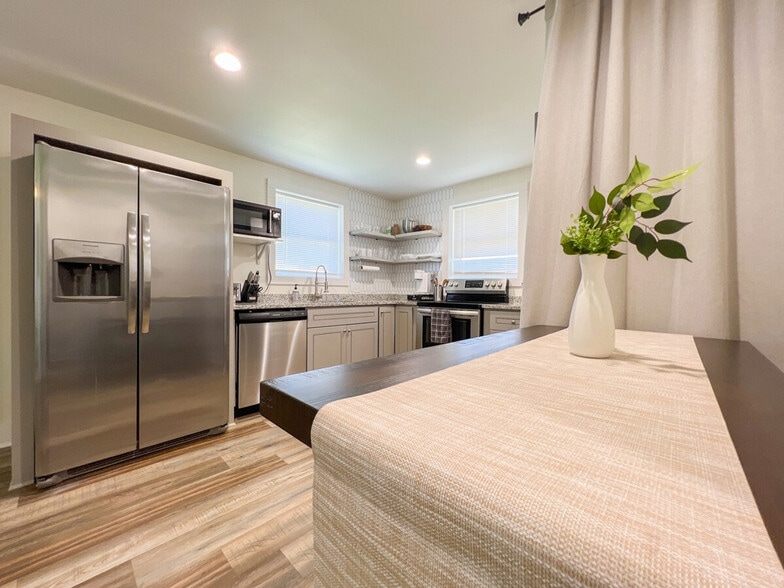 Building Photo - 401 Cedar Lane Rd