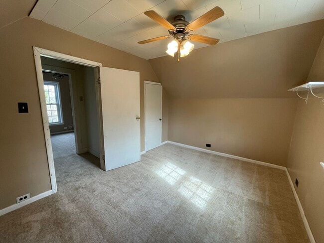 Building Photo - 4 Bedroom House with Fenced in Yard!