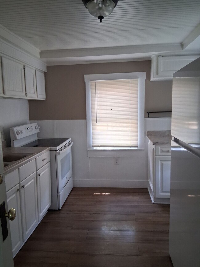 Building Photo - Charming Spacious Double