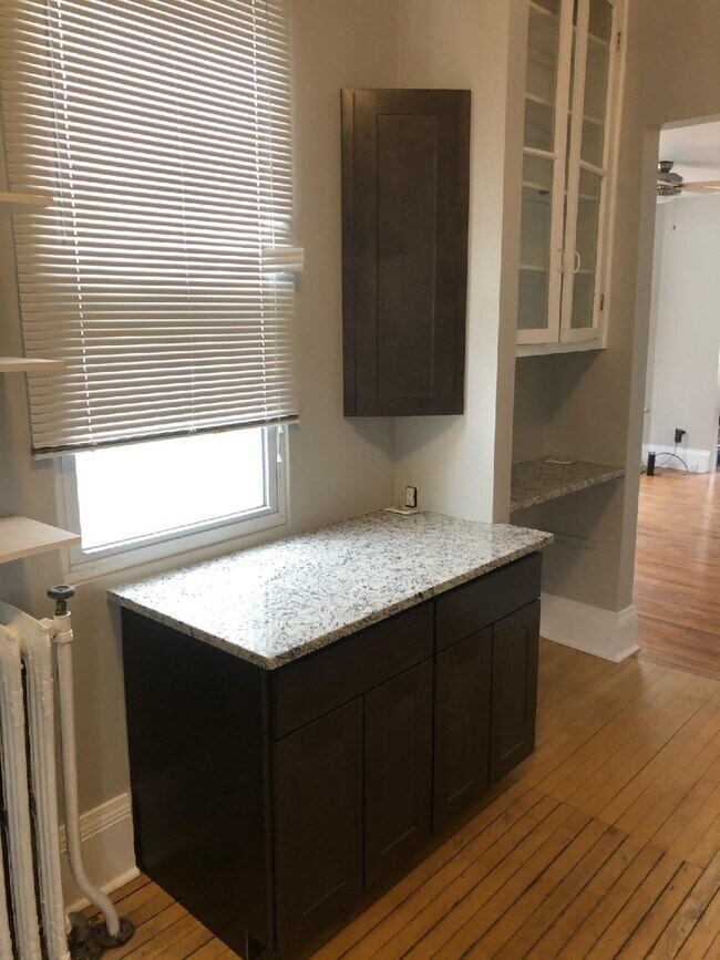 Building Photo - 1672 N Astor St