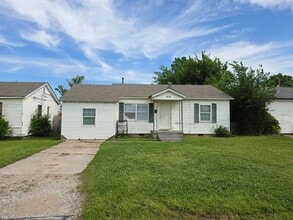 Building Photo - 3 Bed 1 Bath Home in Shawnee!