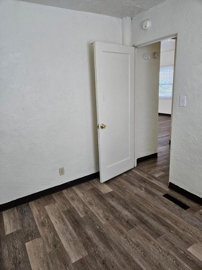 Building Photo - Fantastic 2 bedroom house avail NOW