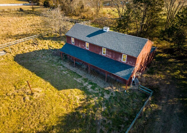 Building Photo - 5 bedroom home