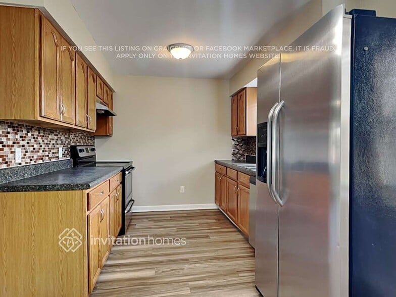 Building Photo - 320 Roosevelt Square