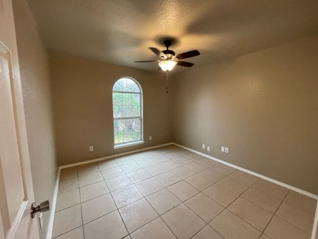 Building Photo - Beautiful One Story Home on a cul-de-sac near Lackland AFB