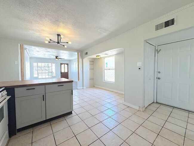 Building Photo - Central El Paso 2bed/1.5bath REFRIG A/C!