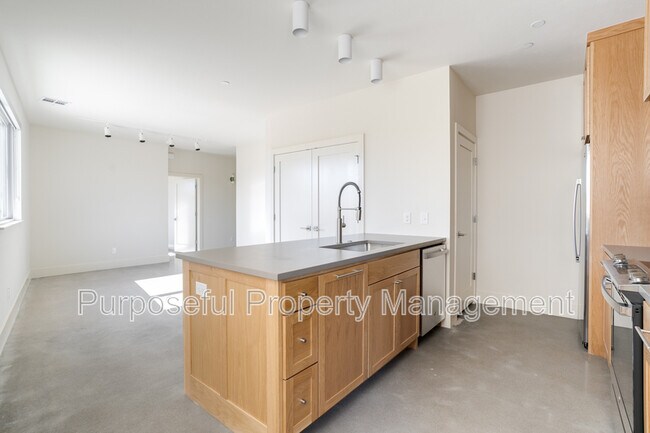 Building Photo - 934 Hangar Dr