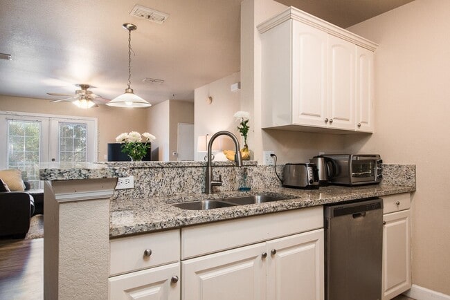 Building Photo - Oxford Terrace II: 4/4 luxury apartment just 3 blocks from UF & 1 block from Sorority Row. Now Re...