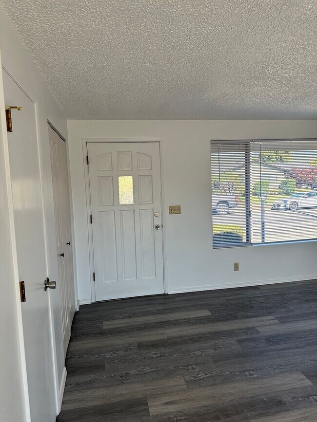 Building Photo - 2 bedroom 1 bath duplex in Springfield!