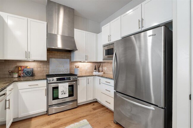 Building Photo - 2520 Bluebonnet Ln