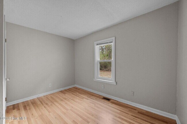 Building Photo - "Charming 4-Bedroom Home with 2 Full Baths on Murrill Hill Road – Your Perfect Jacksonville Retre...