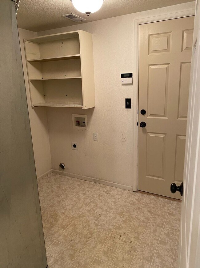 Building Photo - Spacious 2 Bed 2.5 Bath Townhouse in Northeast Fort Collins