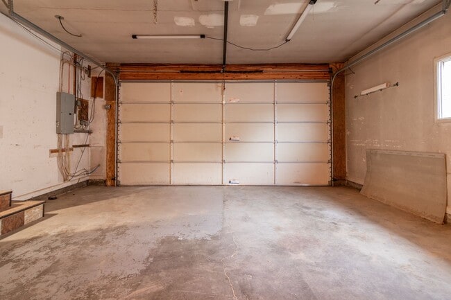 Building Photo - 5 Bed 2 Bath Home Available in Spokane Val...