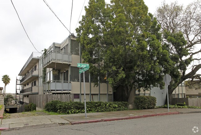 Building Photo - 592 Jean St