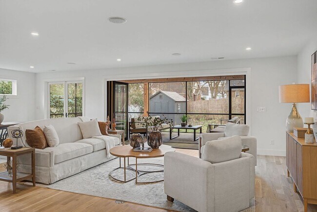 Building Photo - Stunning 5BR/3.5BA historic home located near Hillsboro Village!